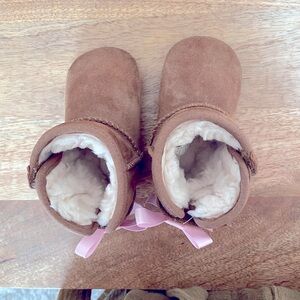 SOLD Baby Jesse Bow II UGG size 2/3